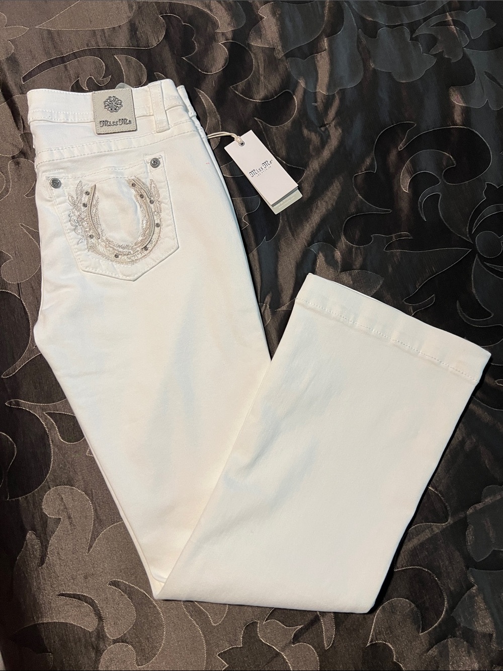 NWT Miss Me White Mid Rise Bootcut Jeans with Embroidered Horseshoe Pockets 30